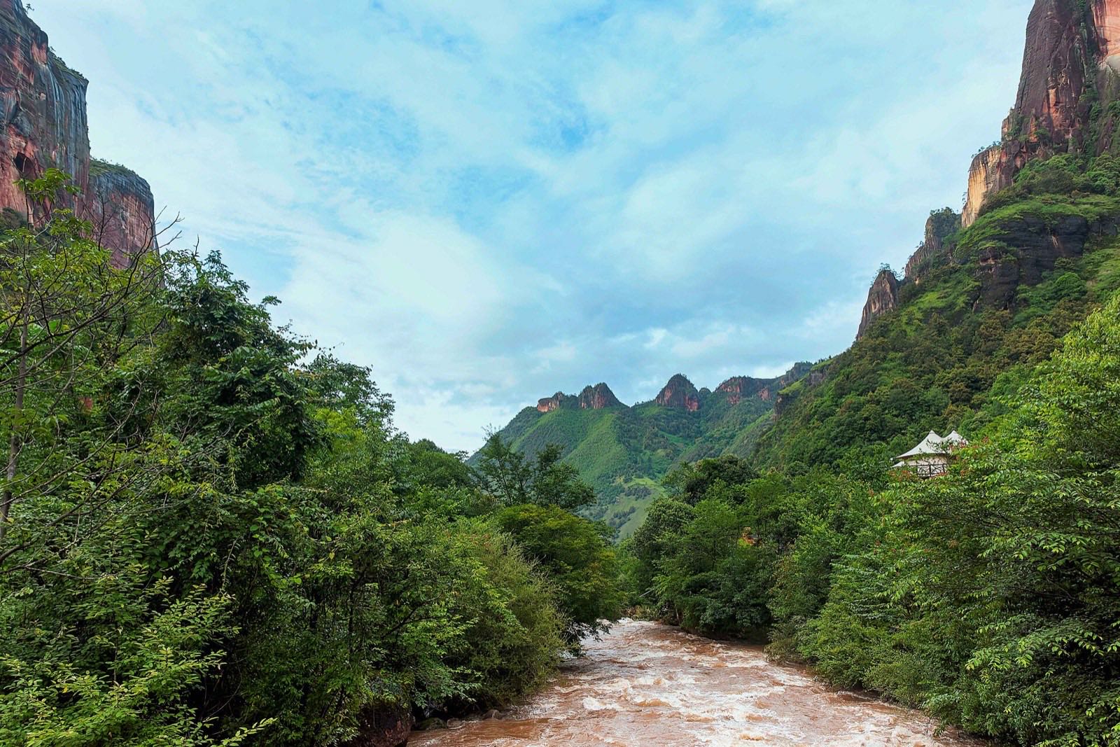 云南山野间的金沙江峡谷