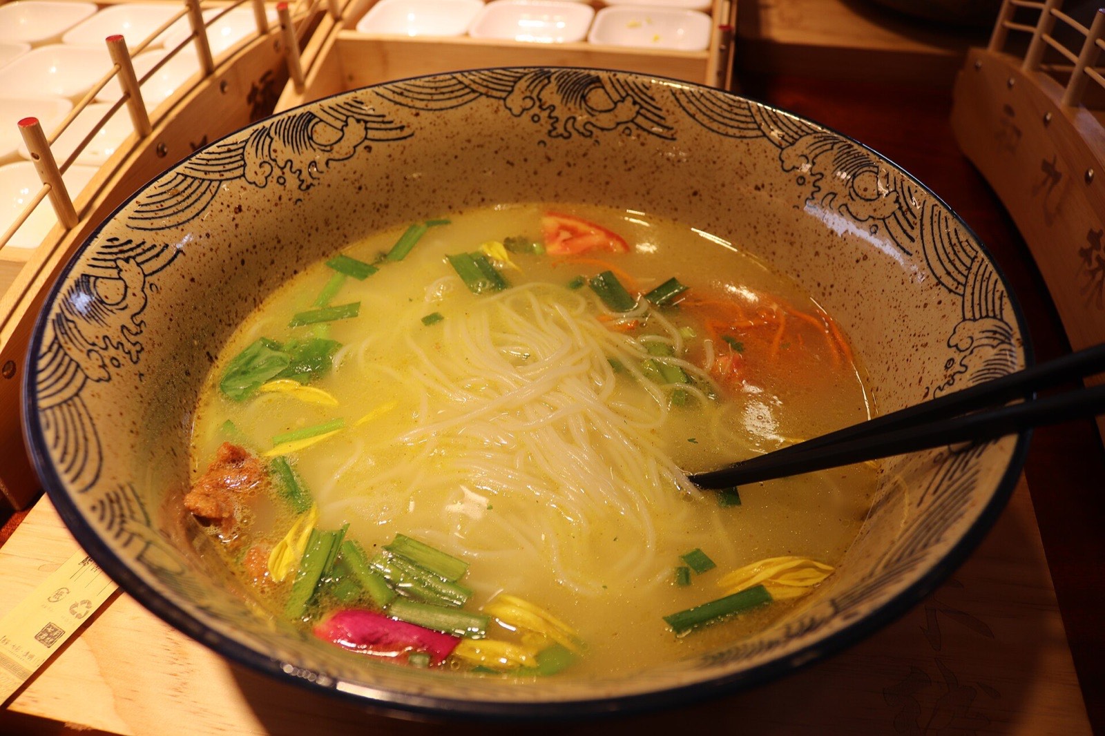 云南过桥米线大碗特写