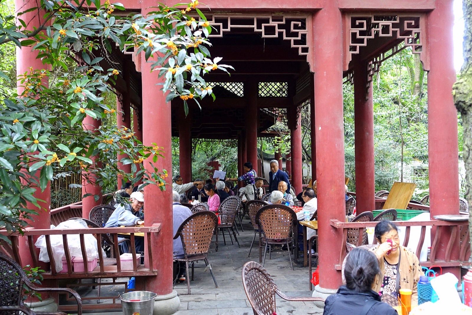 中式廊亭中的休闲茶座