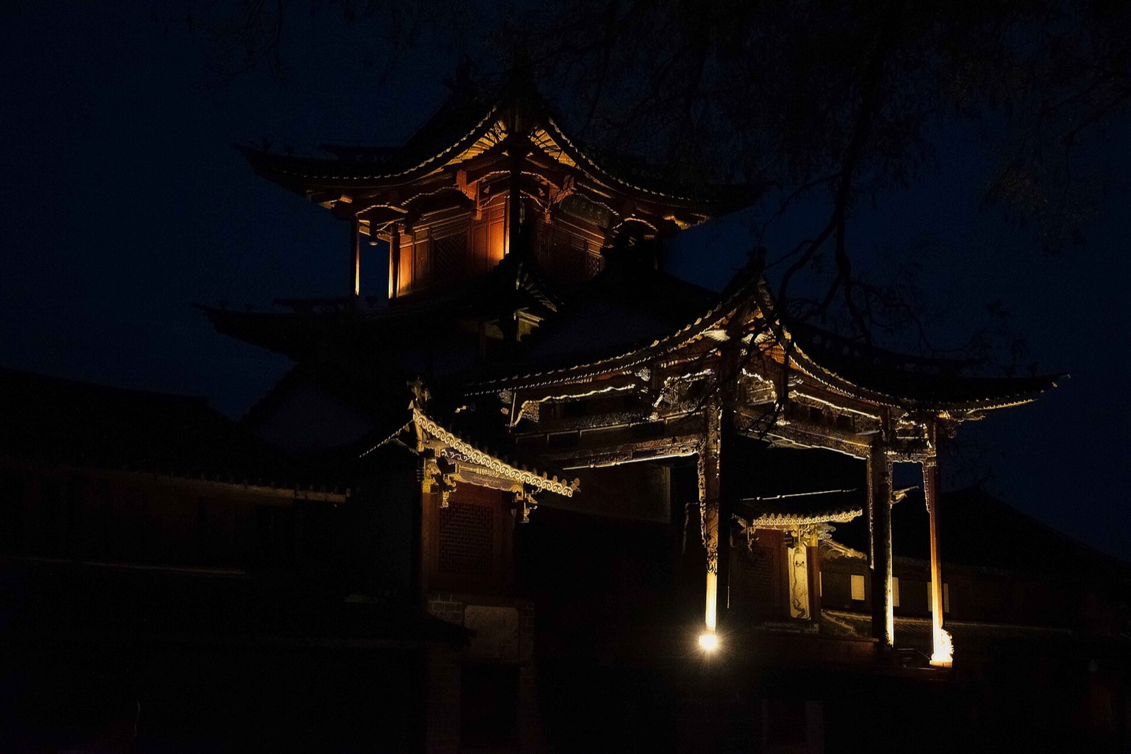 夜色中灯火温暖的古镇客栈