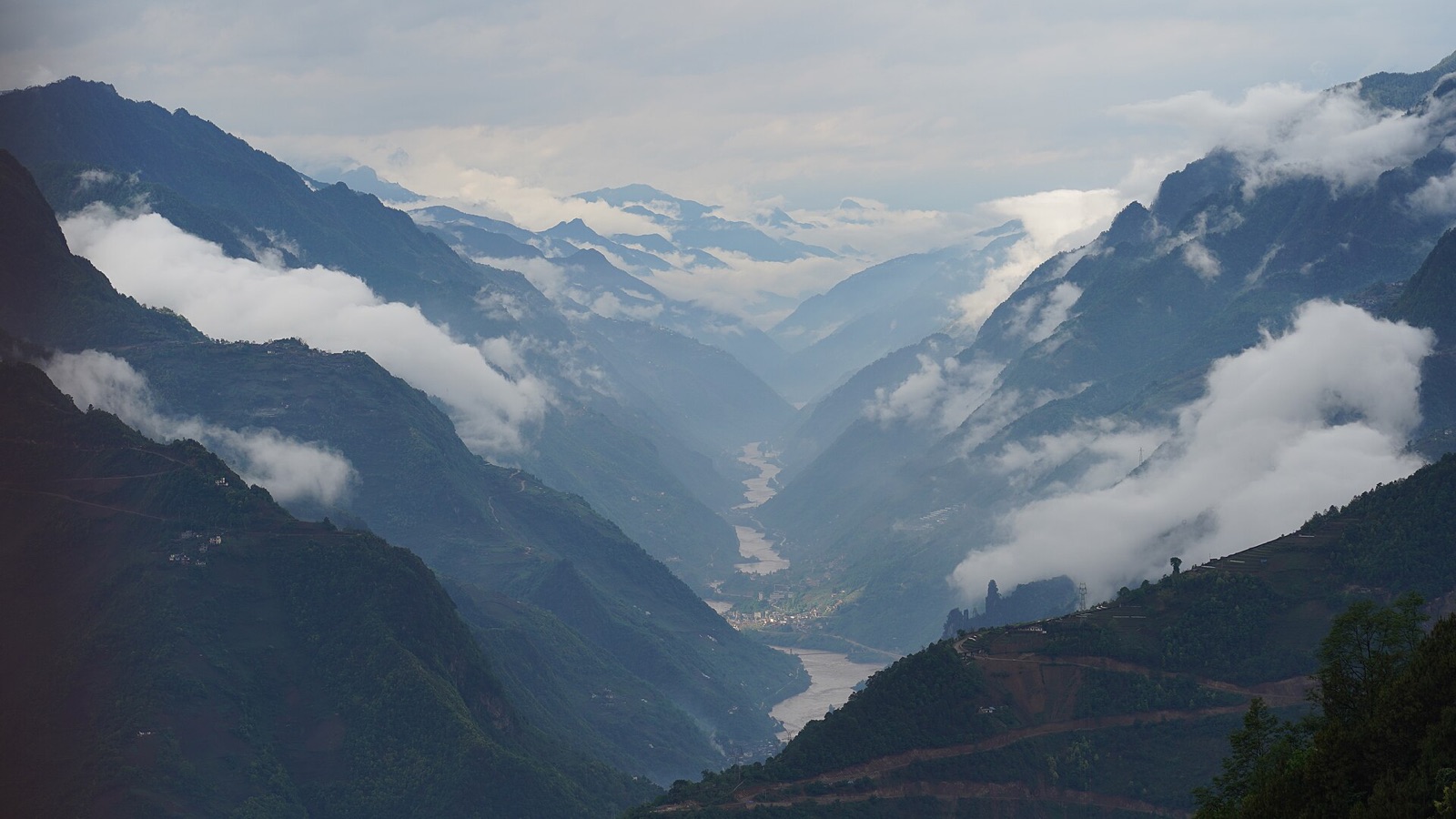 怒江大峡谷云雾山峦